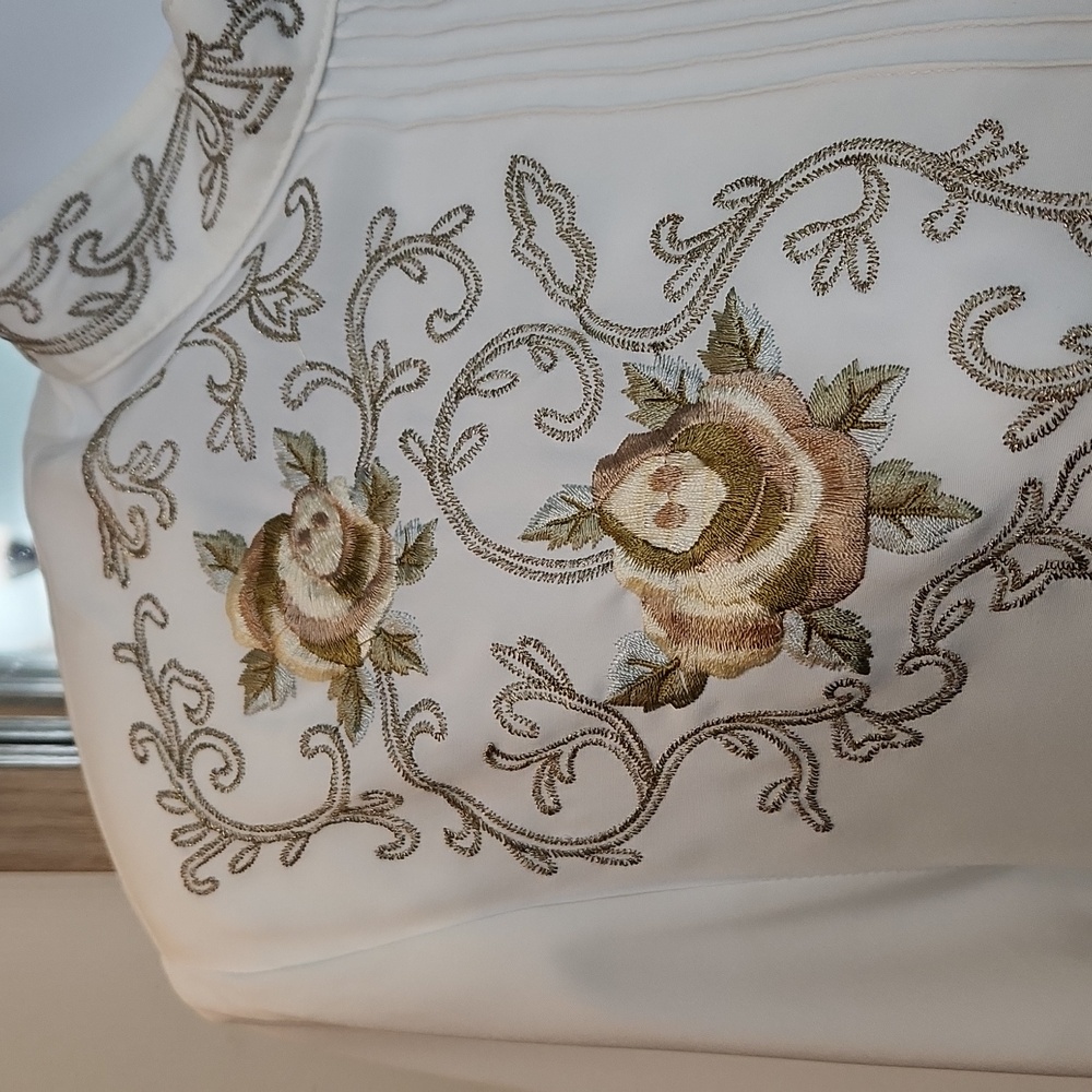 Elegant White Embroidered Blouse - Picture 2 of 6